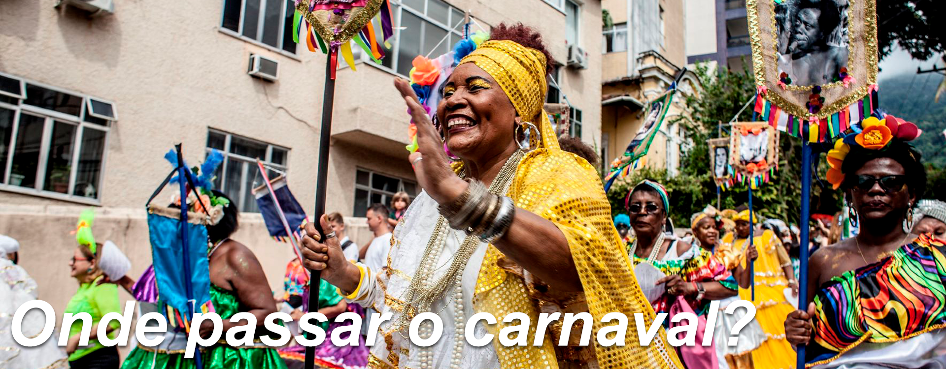 Mulheres fazendo um desfile de rua como uma dica de onde passar o carnaval com diversão