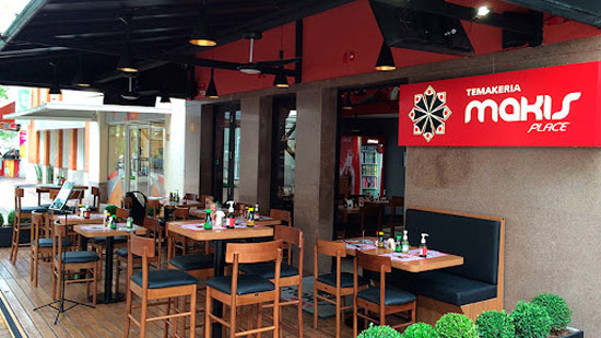 Foto das mesas da Temakeria Makis Place, um dos melhores restaurantes de Olímpia na opinião dos turistas