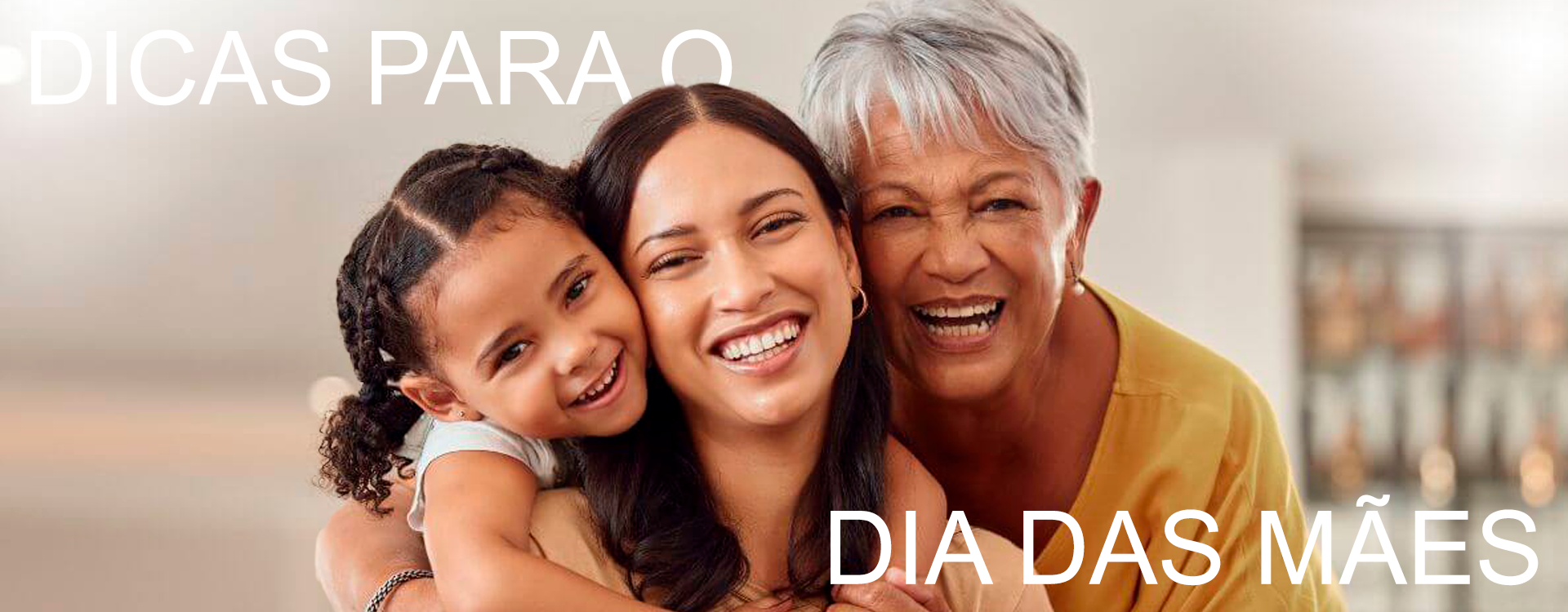 Avó, filha e neta abraçadas e felizes depois de decidirem juntas o que fazer no dia das mães