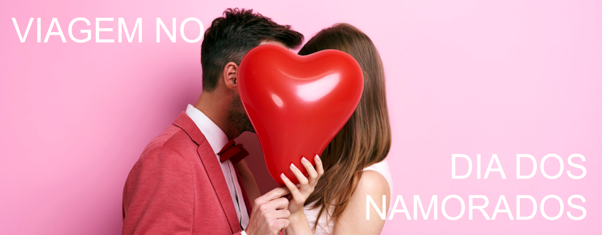 Casal de namorados segurando um coração e animado para fazer uma viagem no dia dos namorados