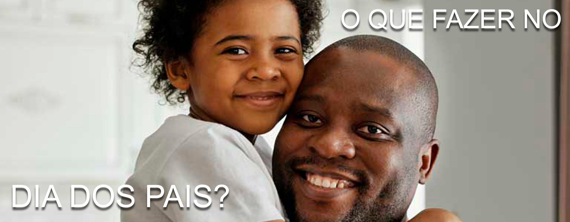 Pai abraçando sua filha criança, pois estão felizes com o que fazer no dia dos pais este ano