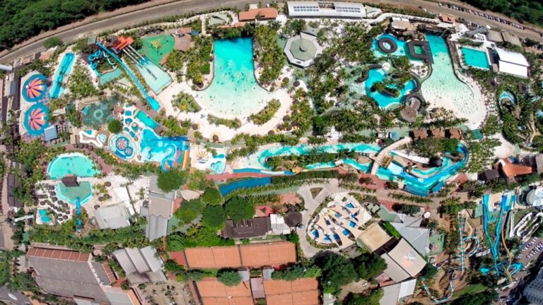 Thermas dos Laranjais visto de cima para ilustrar uma viagem para Olímpia em dias quentes e ensolarados