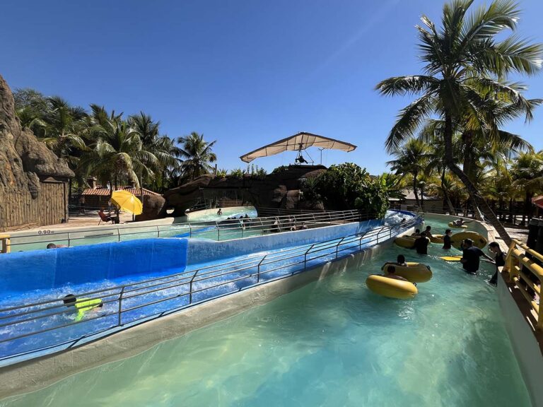 Rio lento, um dos brinquedos do Thermas dos Laranjais, com algumas boias dentro