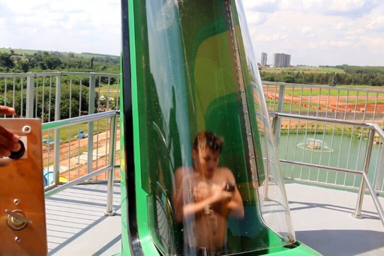 Tobogã de cápsula, um dos brinquedos do Thermas dos Laranjais, com uma pessoa pronta para descer