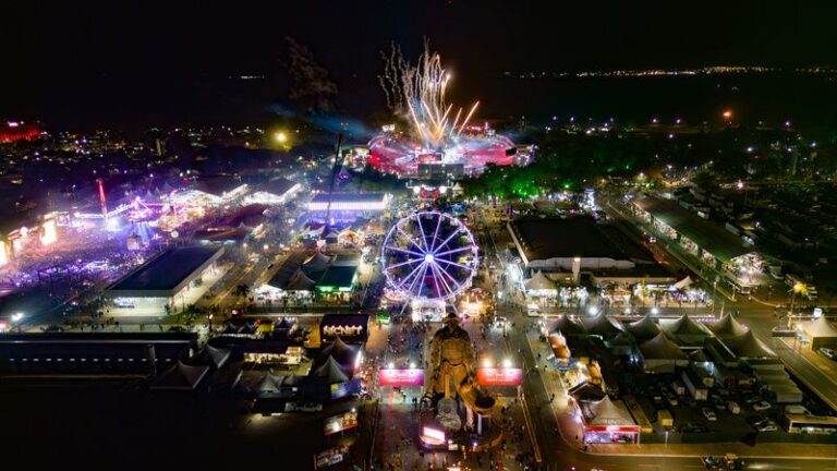 Parque do Peão, onde acontece a Festa do Peão de Barretos, visto de cima com a roda gigante no centro