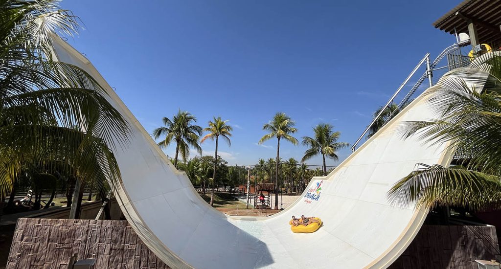 Asa Delta, uma das atrações do Hot Beach Olímpia, durante um dia ensolarado e com temperatura alta