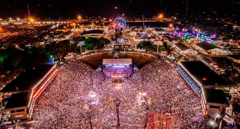 Imagem da Festa do Peão de Barretos durante à noite, com as arquibancadas lotadas para o show