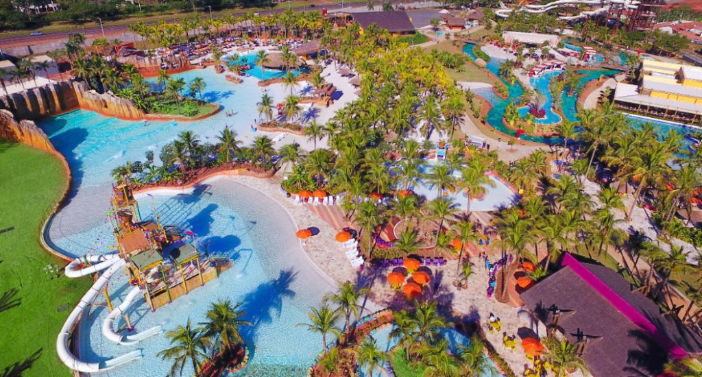 Imagem que simboliza o hot beach, horário de funcionamento e dicas de como aproveitar o parque com amigos