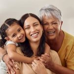 Avó, filha e neta abraçadas e felizes depois de decidirem juntas o que fazer no dia das mães