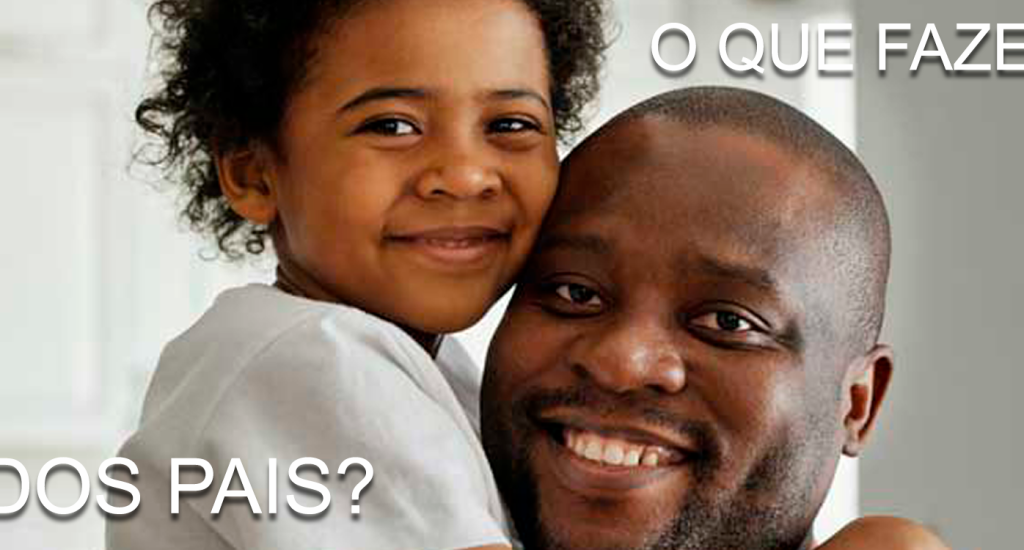 Pai abraçando sua filha criança, pois estão felizes com o que fazer no dia dos pais este ano