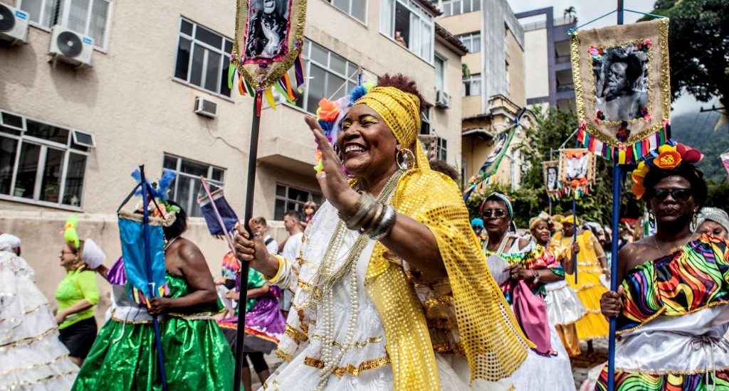 Mulheres fazendo um desfile de rua como uma dica de onde passar o carnaval com diversão