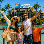 Família feliz depois de decidir quantos dias ficar em Olímpia em sua próxima viagem
