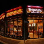 Restaurante em Olímpia com fachada de vidro e luzes acesas. Ele fica próximo ao Thermas dos Laranjais.