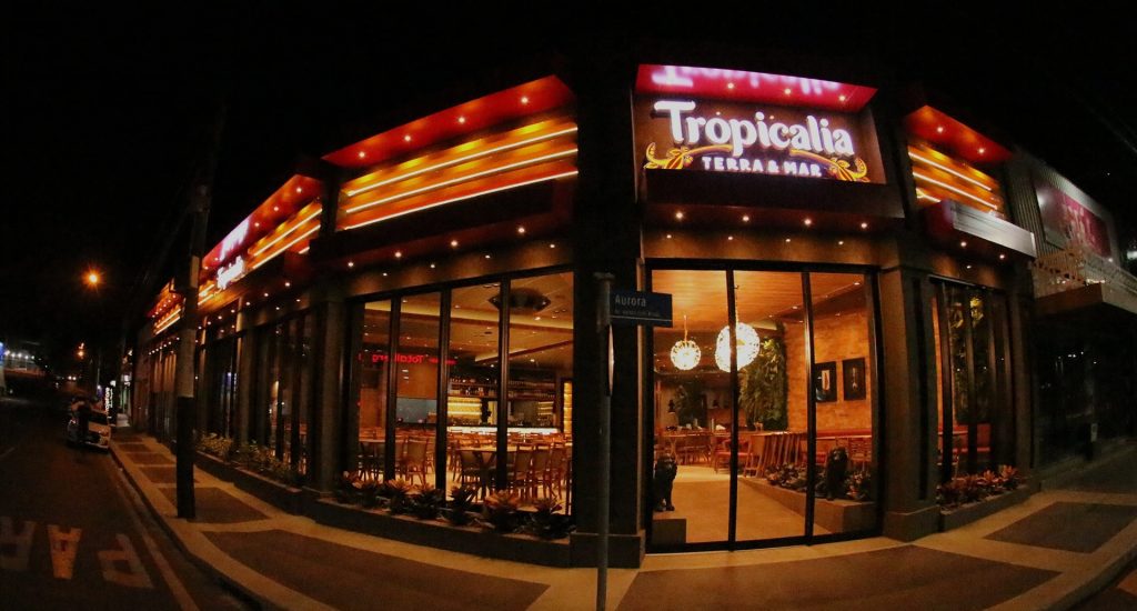 Restaurante em Olímpia com fachada de vidro e luzes acesas. Ele fica próximo ao Thermas dos Laranjais.