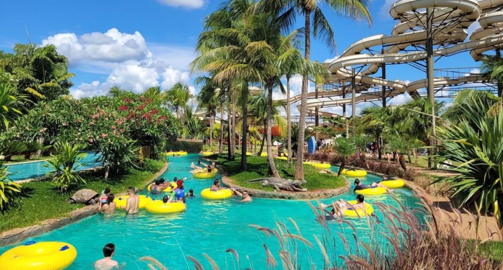 Piscina de ondas do Thermas dos Laranjais para ilustrar uma viagem para Olímpia nos feriados e dias de folga